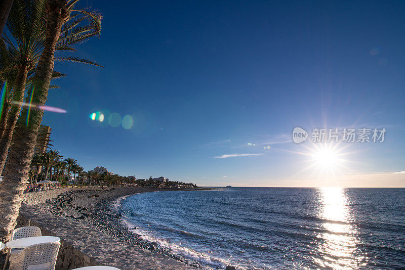 美丽的景色在海滩上的Playa de Las America对太阳，特内里费，加那利群岛，西班牙-股票照片